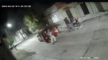 Un robo atrás de otro: se llevaron la moto de un delivery con un auto robado minutos antes