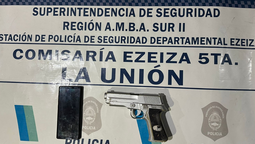 ezeiza: investigan a un menor por exhibir un arma en clase y allanan su casa