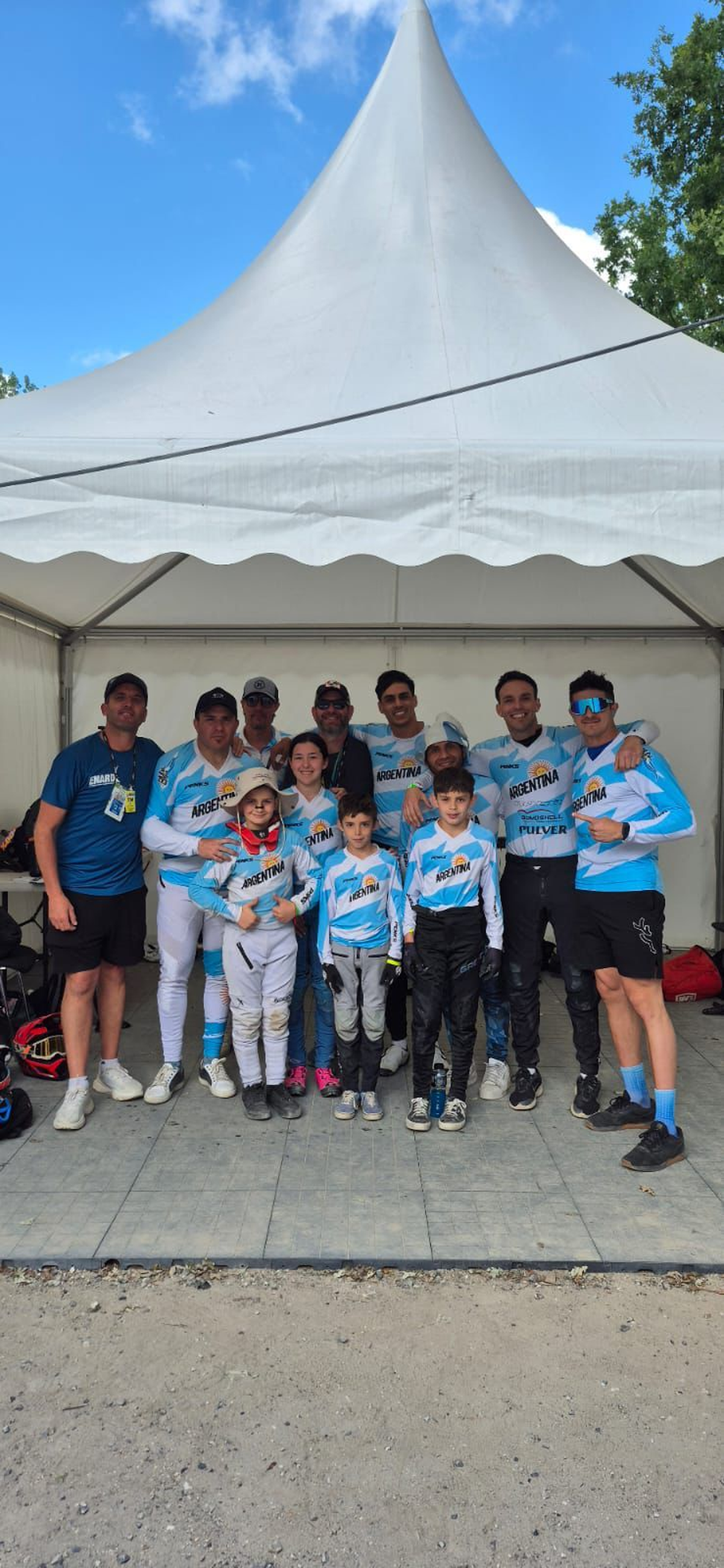 La delegaci&oacute;n argentina para el Mundial de BMX.&nbsp;