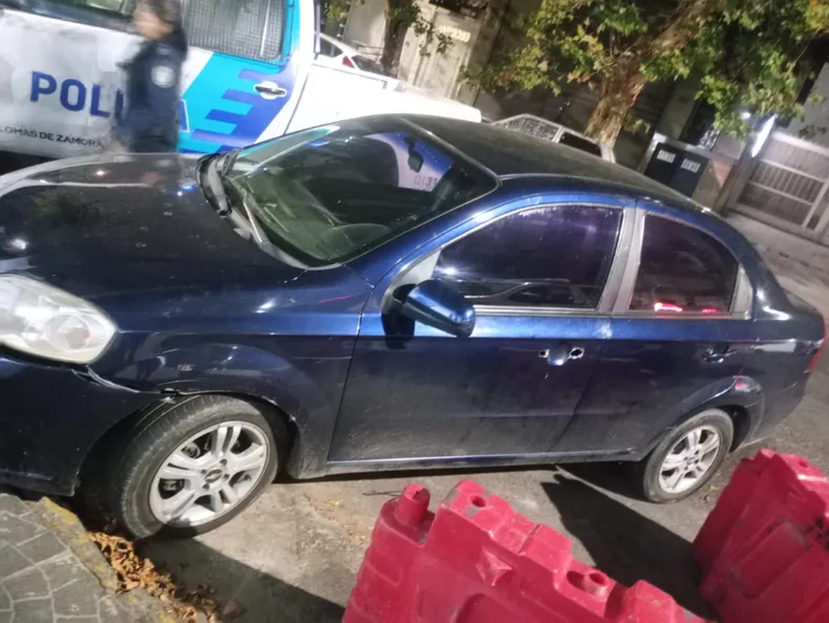 El auto en el que se movilizaban los presuntos delincuentes en Lomas. El auto en el que se movilizaban los presuntos delincuentes en Lomas.