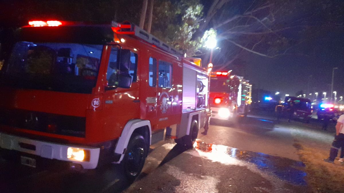 Cuatro dotaciones de Bomberos trabajaron en el predio de la Universidad de Lomas.