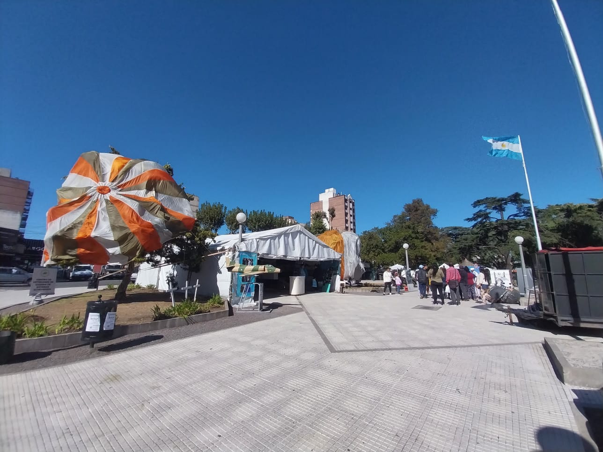 La carpa se encuentra en la plaza de los Fundadores, en Monte Grande.