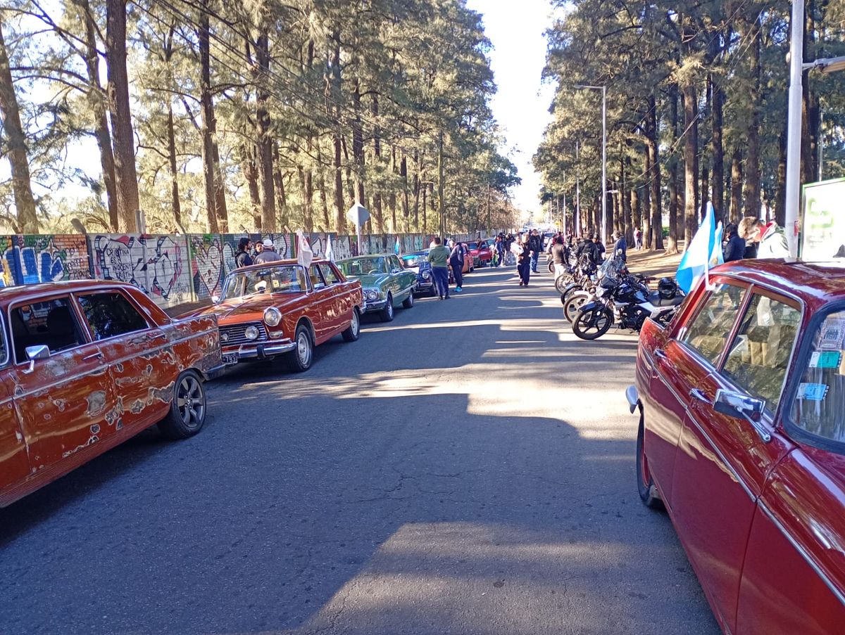 La caravana recorrió desde el centro de Monte Grande hasta el merendero. La caravana recorrió desde el centro de Monte Grande hasta el merendero.