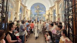 asi se celebro la misa de nochebuena en la parroquia santa ana de glew: hubo pesebre a tamano real