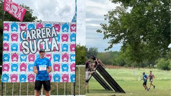 Con barro hasta el cuello, un vecino de San Vicente ganó la Carrera Sucia