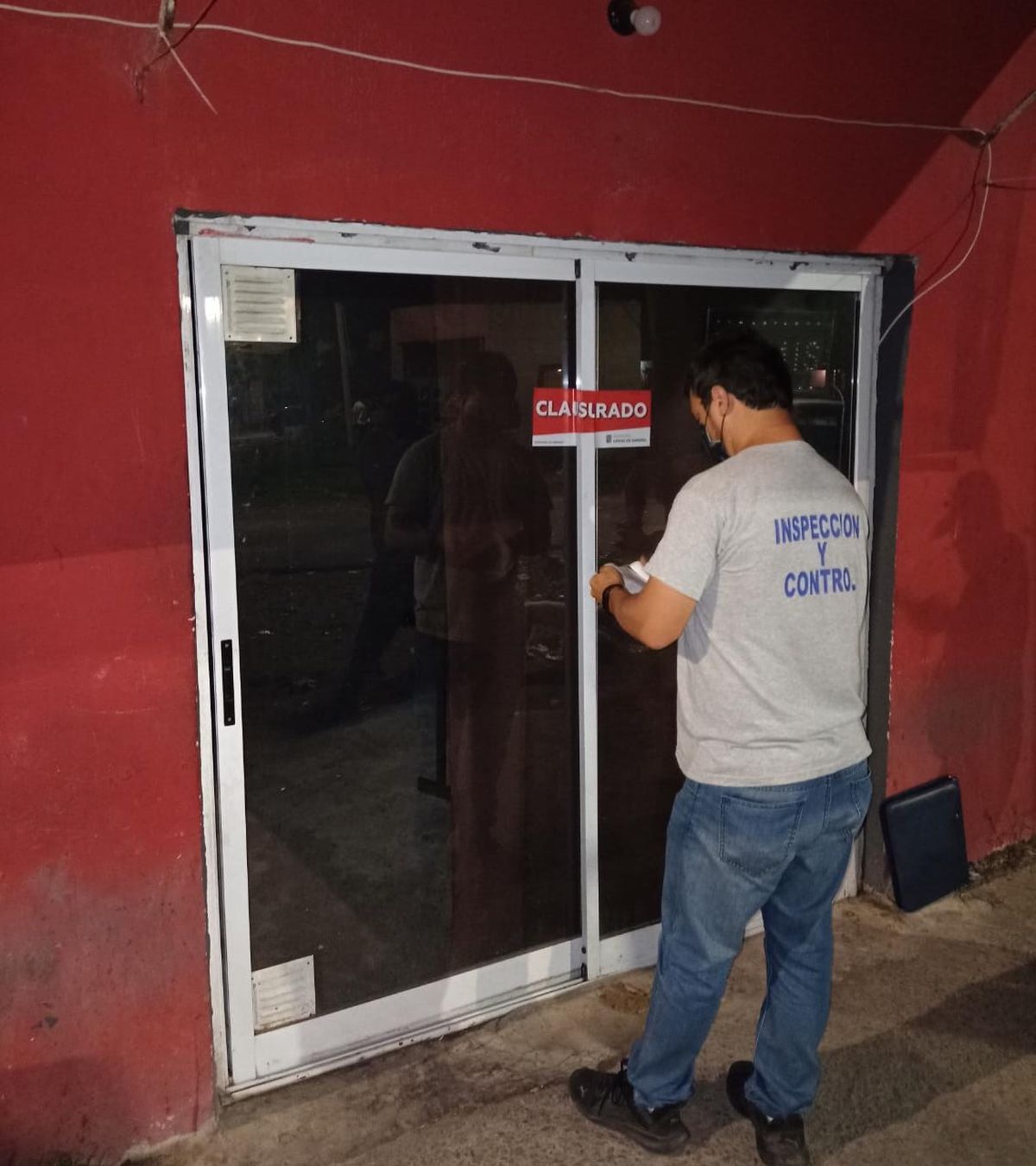 La clausura del taller y remisería clandestinos.