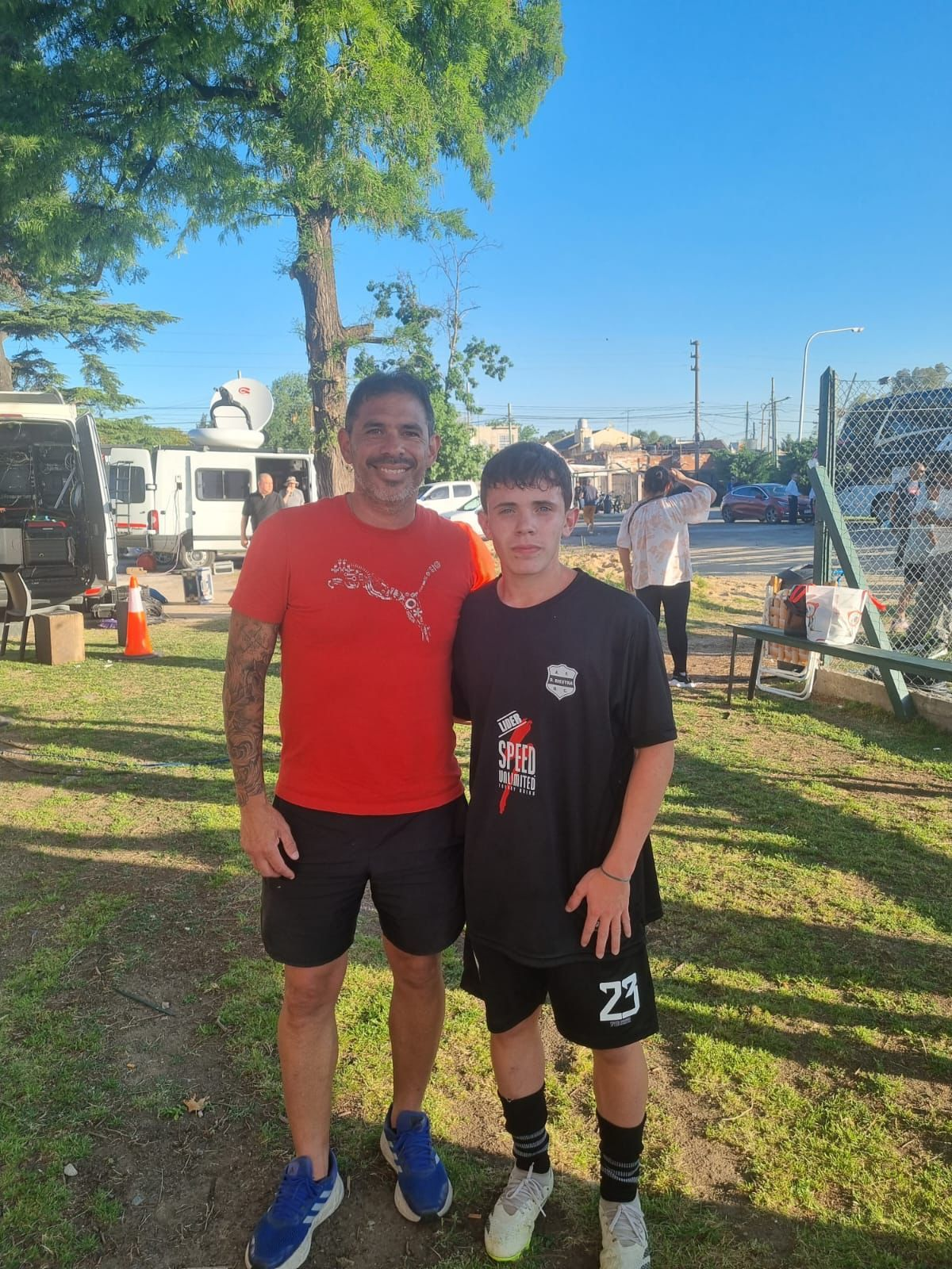 El futbolista de Canning junto a su pap&aacute;.&nbsp;
