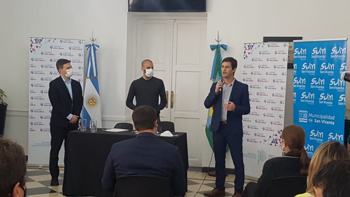 El intendente de San Vicente y el ministro de Producción de la Provincia en la presentación del programa de acuerdo de precios.