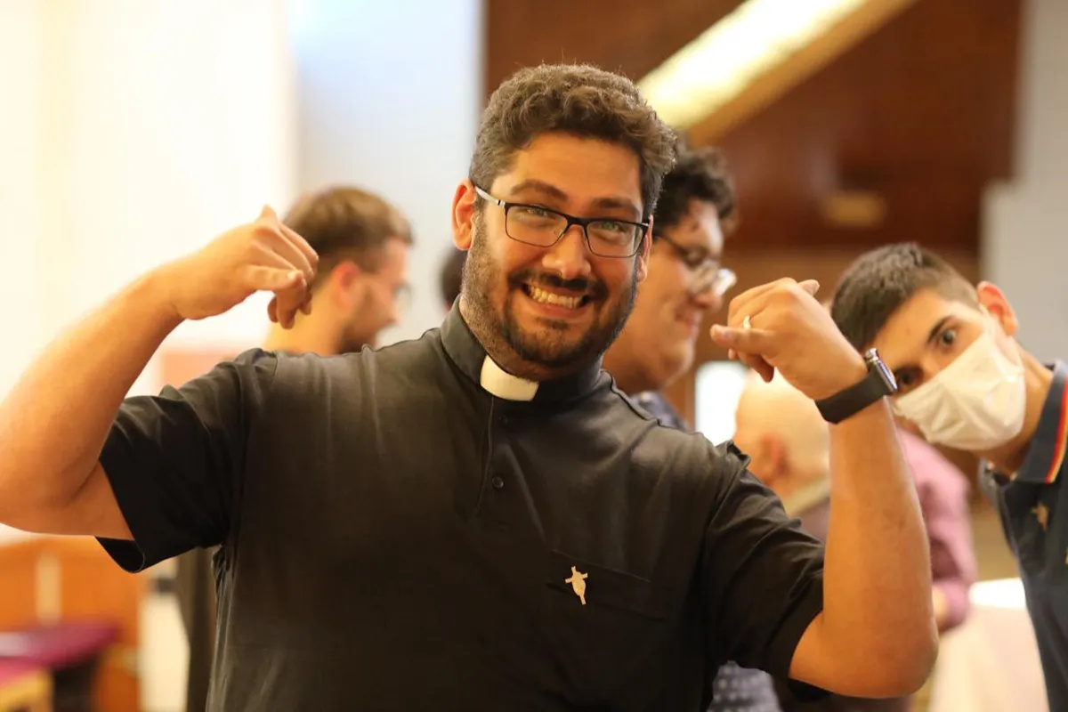 El cura contó que le gusta generar contenido en las redes sociales.