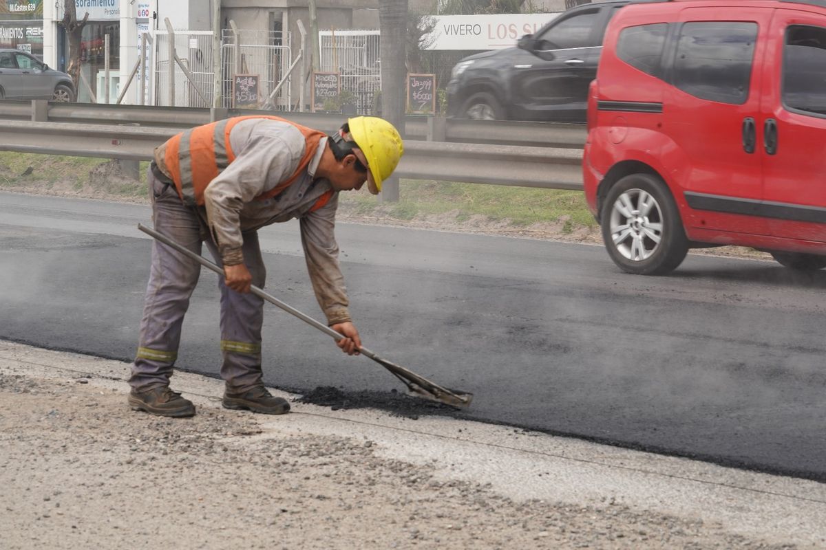 Los operarios trabajan en las obras de repavimentación en Canning. 