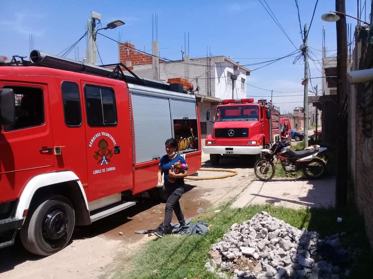 Bomberos de Lomas de Zamora trabajan en el lugar.