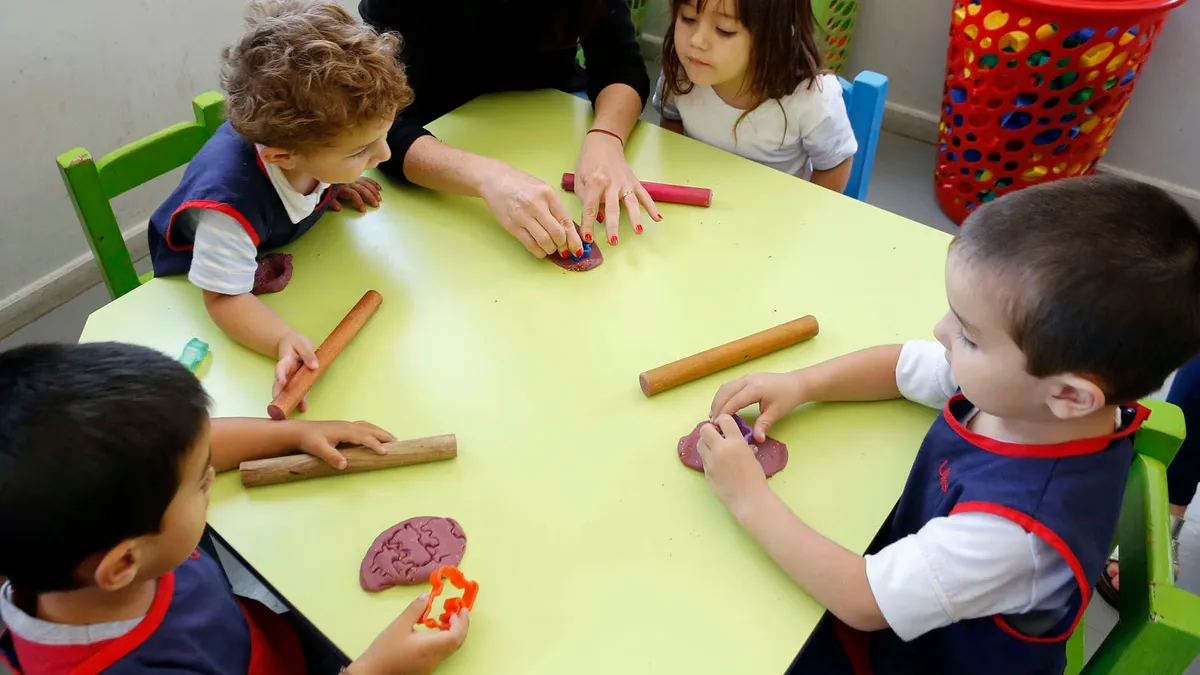 El gobernador Axel Kicillof firmo el decreto que dispone avanzar con la universalización del jardín para niños de tres años a partir del ciclo lectivo 2027 mediante el Decreto N° 158/2026.