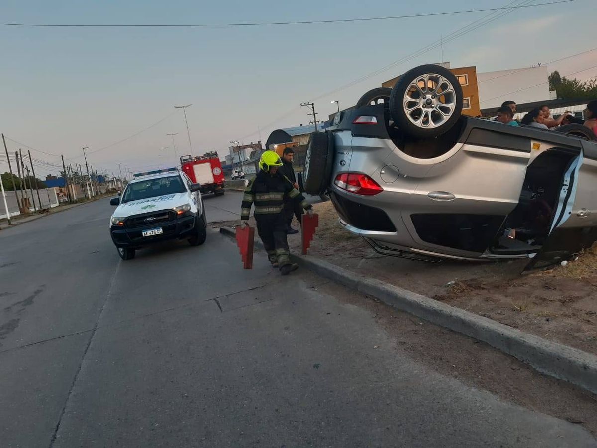El vehículo que terminó volcando en Camino de Cintura, a la altura de la localidad de 9 de Abril.