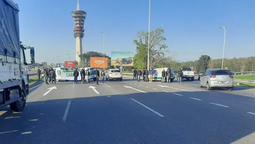 Empleados de carga y descarga del Aeropuerto de Ezeiza protestaron sobre la autopista Ricchieri. 
