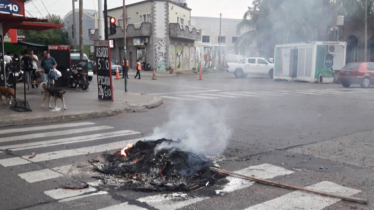 Piquete en Roma y Lynch, a 100 metros del accidente. De fondo, el control policial que mencionaron los vecinos de Banfield.