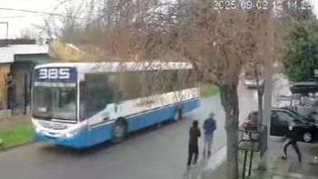 Video: botellazo a un colectivo en Guernica dejó un pasajero herido