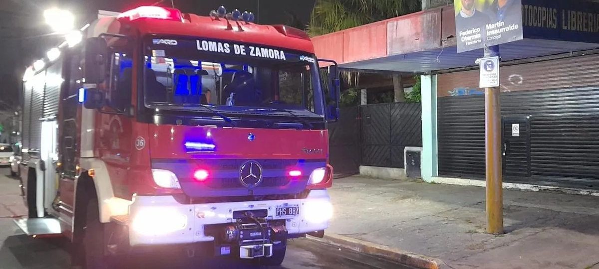 Operativo por el incendio en un altillo de una casa en Lomas de Zamora .