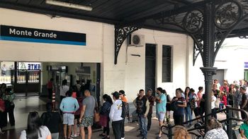 Largas filas en las estaciones de trenes para comprar pasajes para la Costa