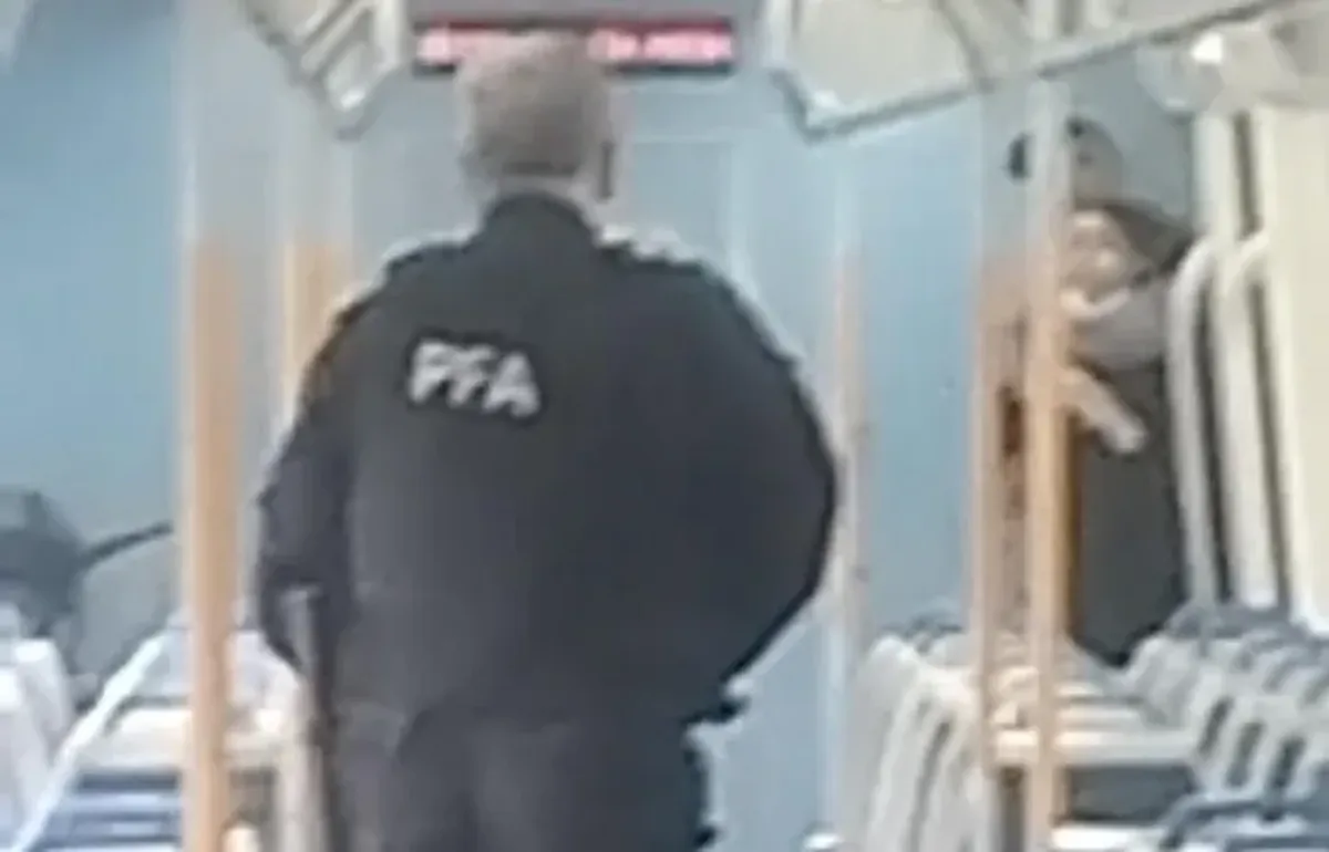 Negociadores de las fuerzas de seguridad dialogaron con el agresor dentro del vagón del Tren Roca, durante la toma de rehén en la estación Temperley. Negociadores de las fuerzas de seguridad dialogaron con el agresor dentro del vagón del Tren Roca, durante la toma de rehén en la estación Temperley.