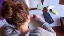 ¿trabajar o estudiar?: cada vez mas jovenes modifican o abandonan sus carreras por la crisis economica