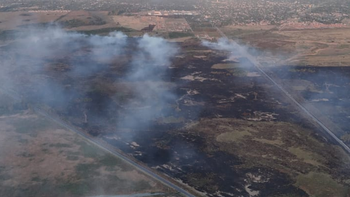 Cómo quedó la zona afectada por el incendio de pastizales en Guernica: intenso trabajo de Bomberos