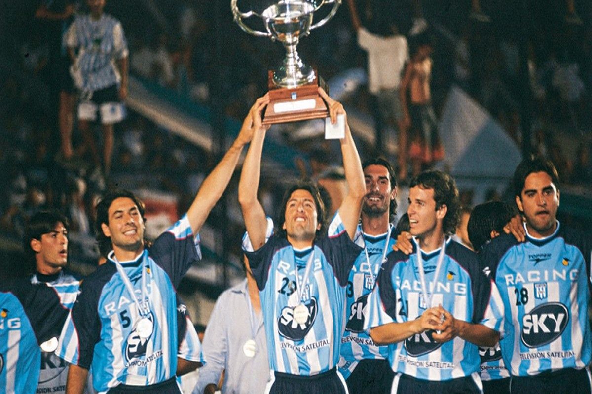 La filial de Racing de Esteban Echeverría homenajeó a los campeones del Torneo Apertura 2001