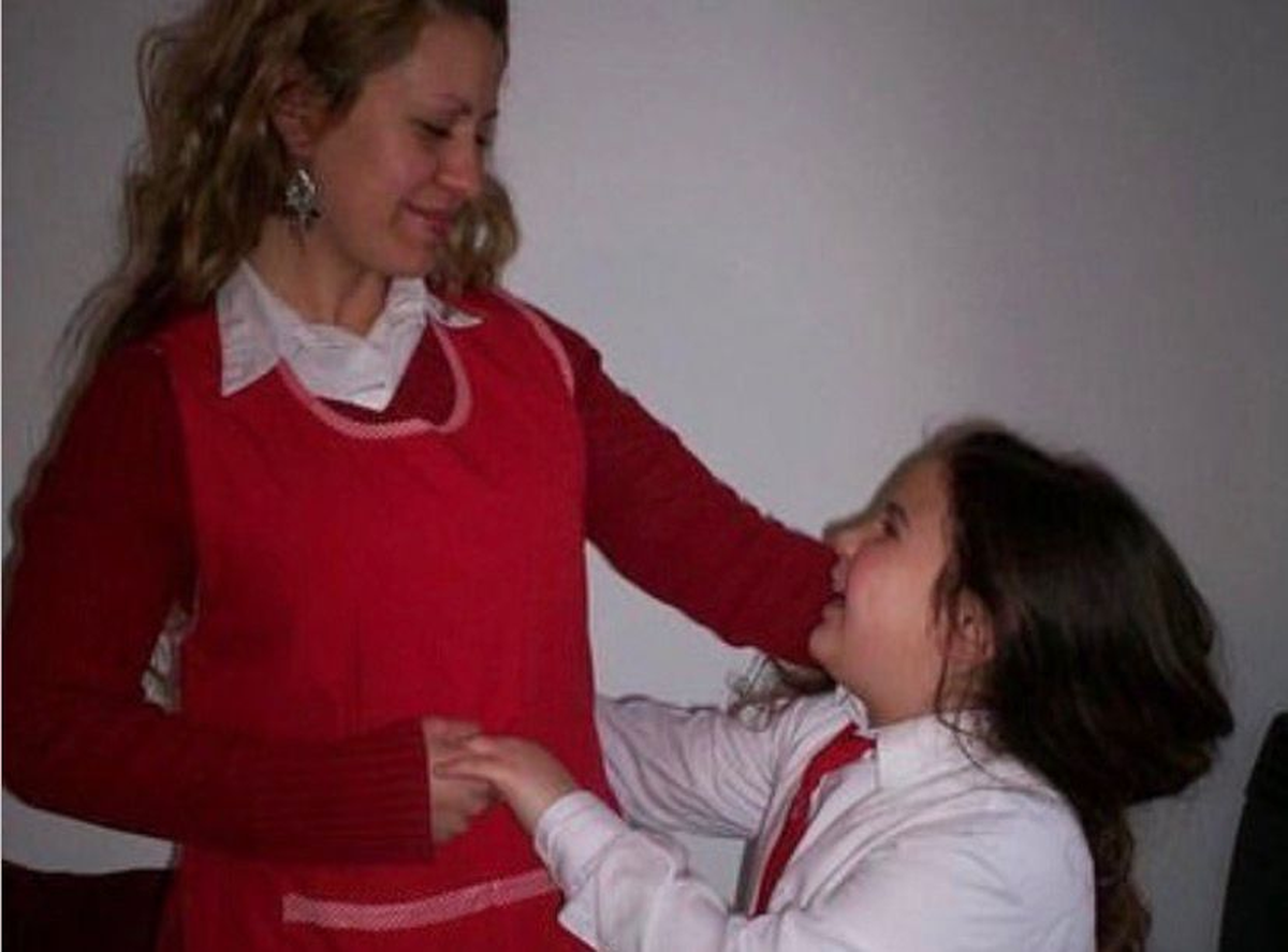 Catalina y Luana, juntas con el uniforme del establecimiento de Temperley.