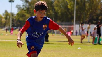 Luca con la camiseta del Barcelona, en la prueba en la que fue elegido para viajar a España.