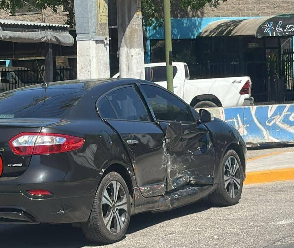 Uno de los autos afectados tras el choque en Almirante Brown.