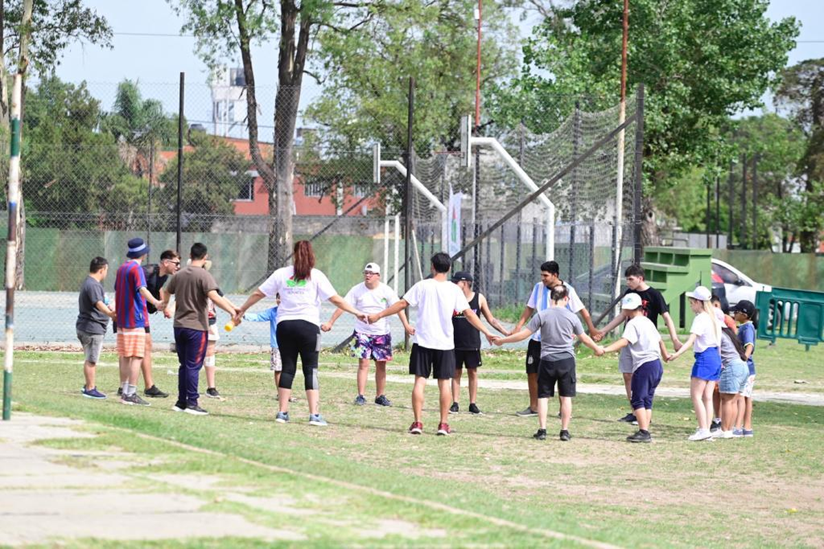 La comuna realiz&oacute; la entrega de kits para las actividades de la colonia.