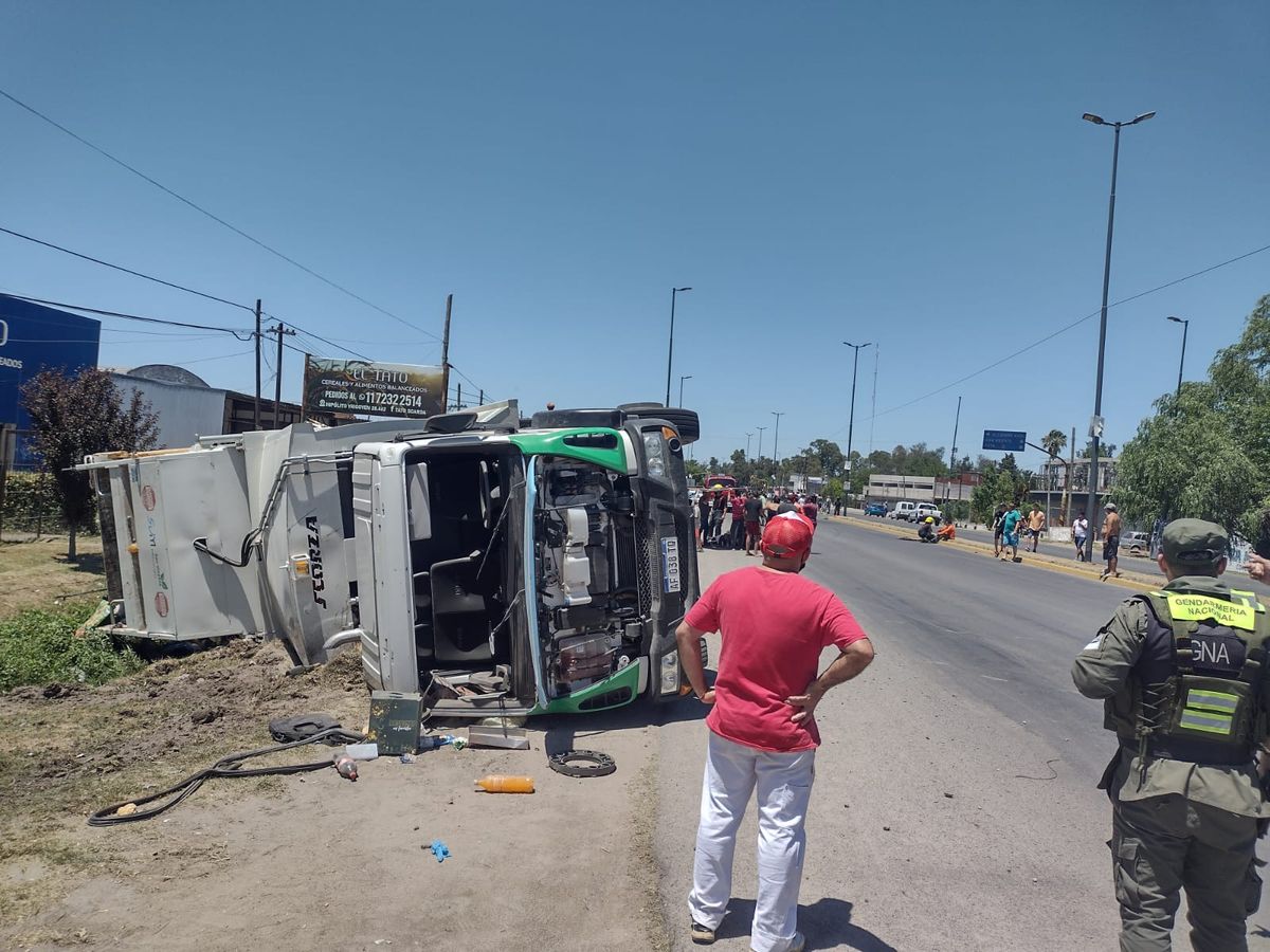 El camión del Municipio de San Vicente volcado en la Ruta 210 en Alejandro Korn.