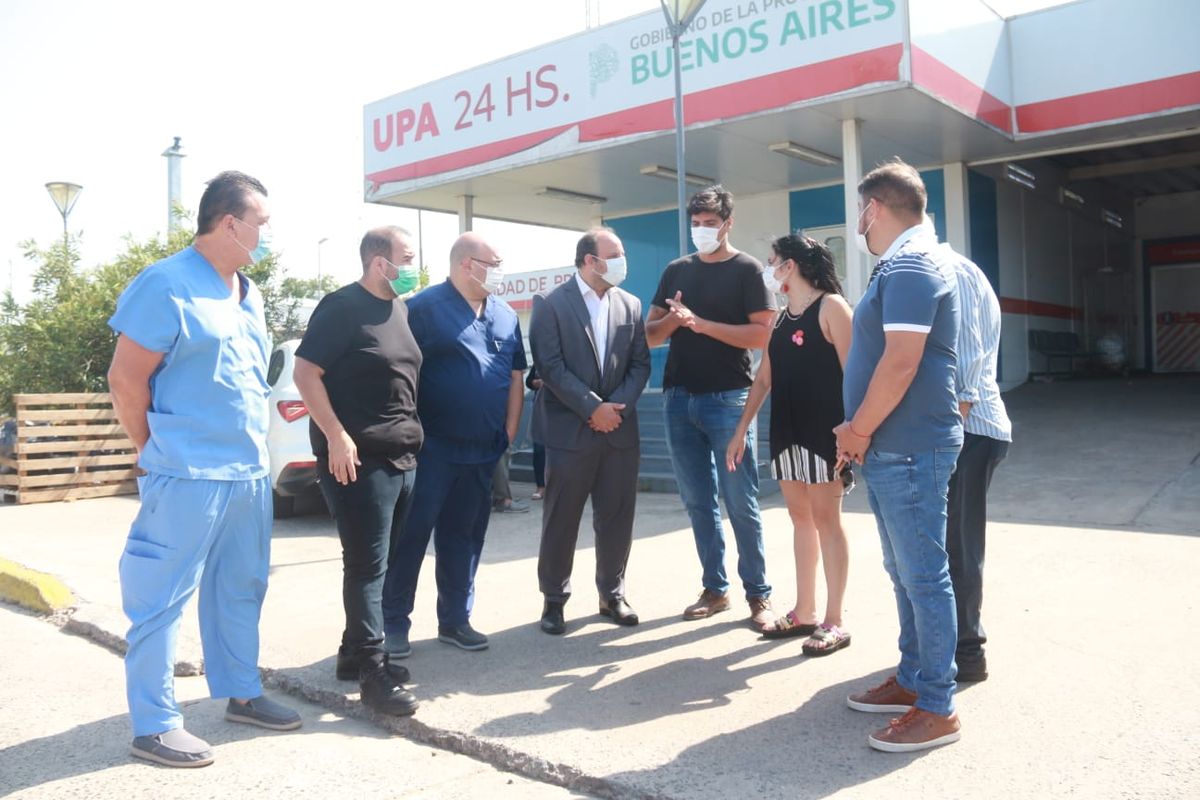 Funcionarios del Municipio de Lomas de Zamora y del Gobierno provincial proyectan la obra del nuevo hospital regional.