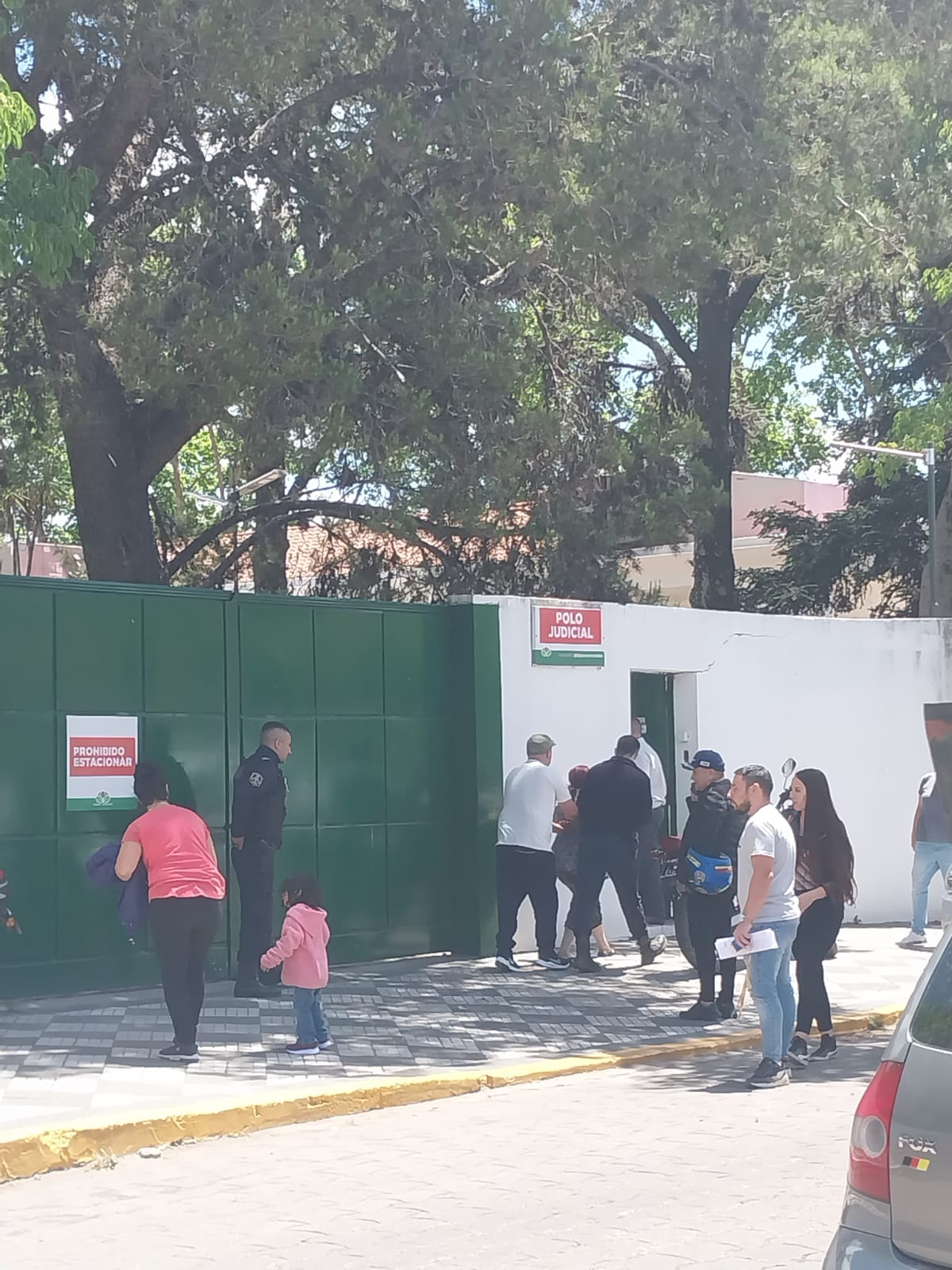 Exterior del Polo Judicial de Monte Grande durante los incidentes.