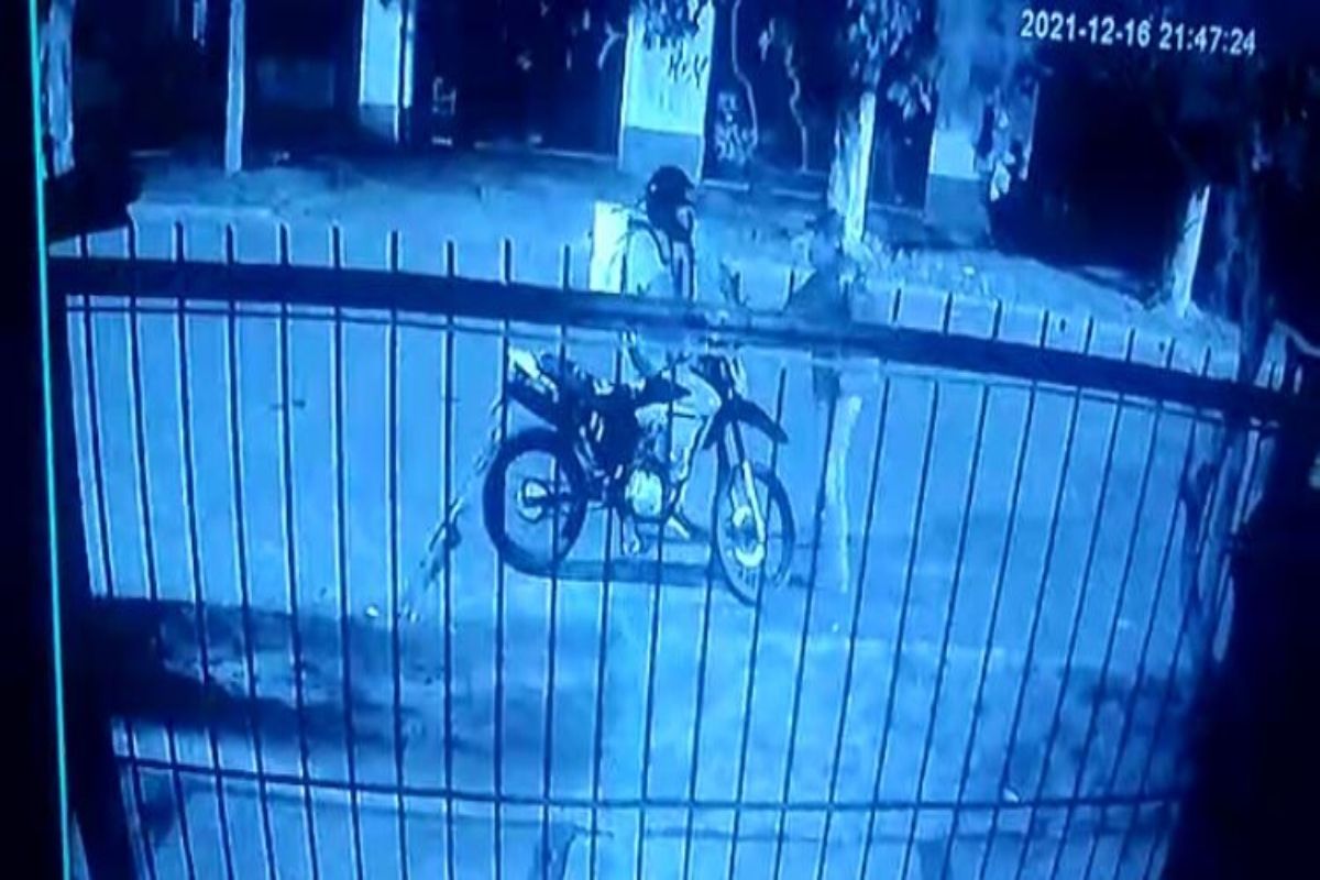 Video: así le roban la moto a un delivery en Burzaco