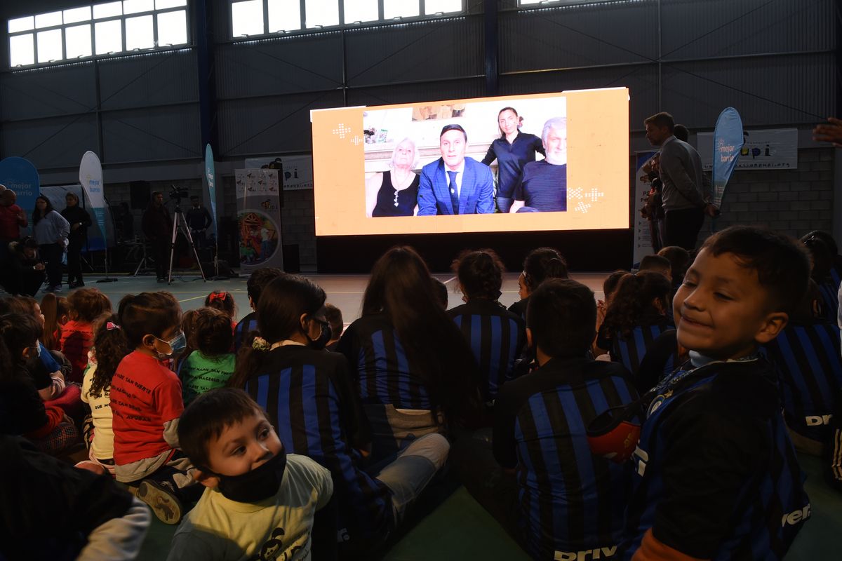 Lanús: inauguraron un playón polideportivo de la Fundación PUPI en Remedios de Escalada
