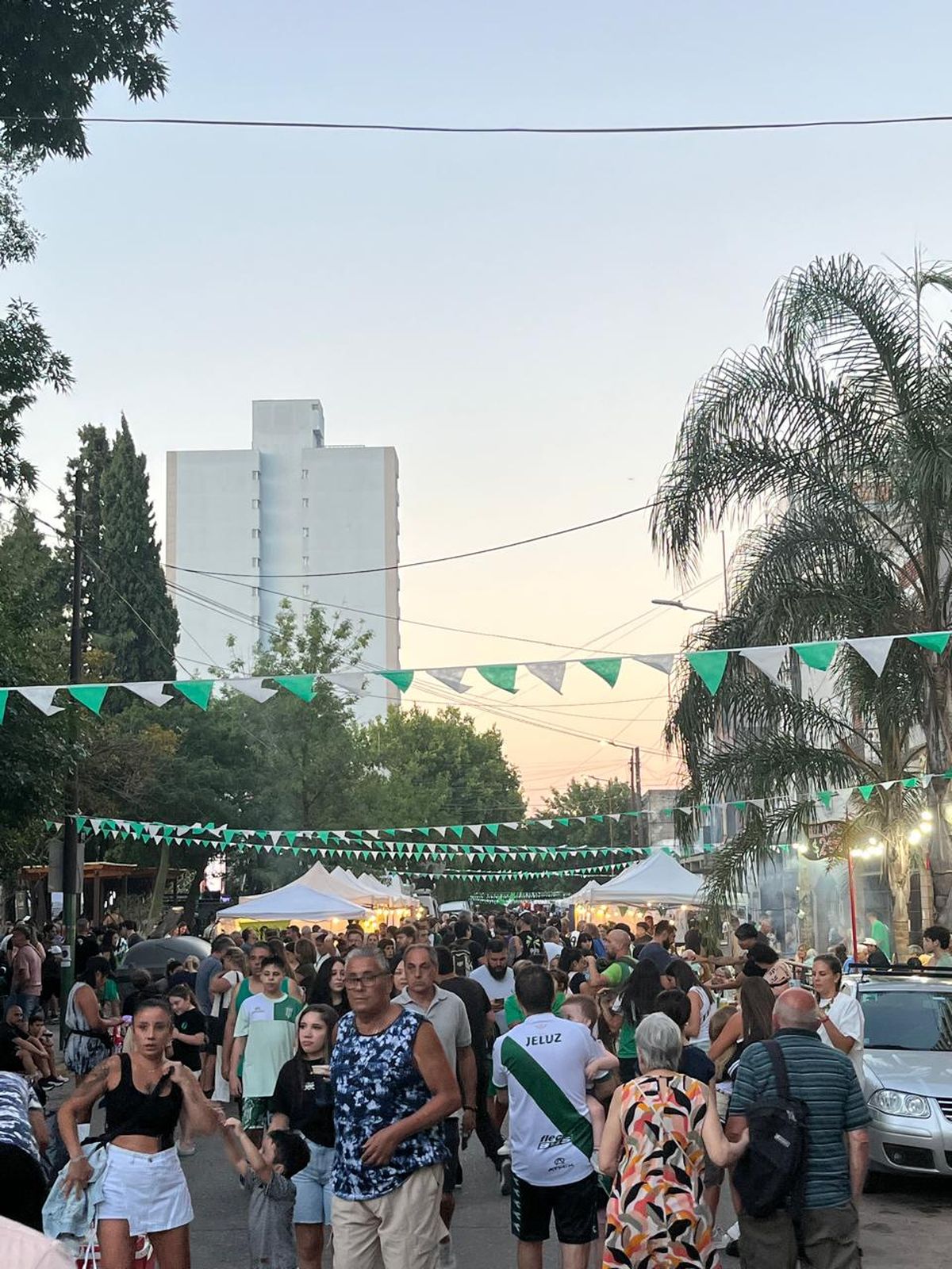 Festejos en la Plaza del Campeón, donde una gran cantidad de hinchas se reunió para participar de las actividades.