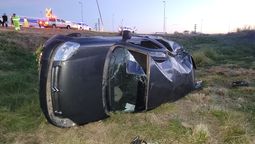 policias volcaron en la ruta 6 en san vicente: una esta grave