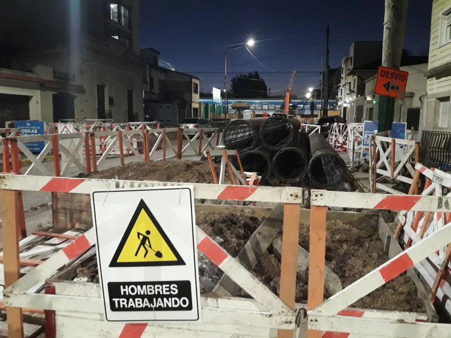 Los obreros trabajan de día y de noche en el nuevo paso bajo nivel de Banfield.