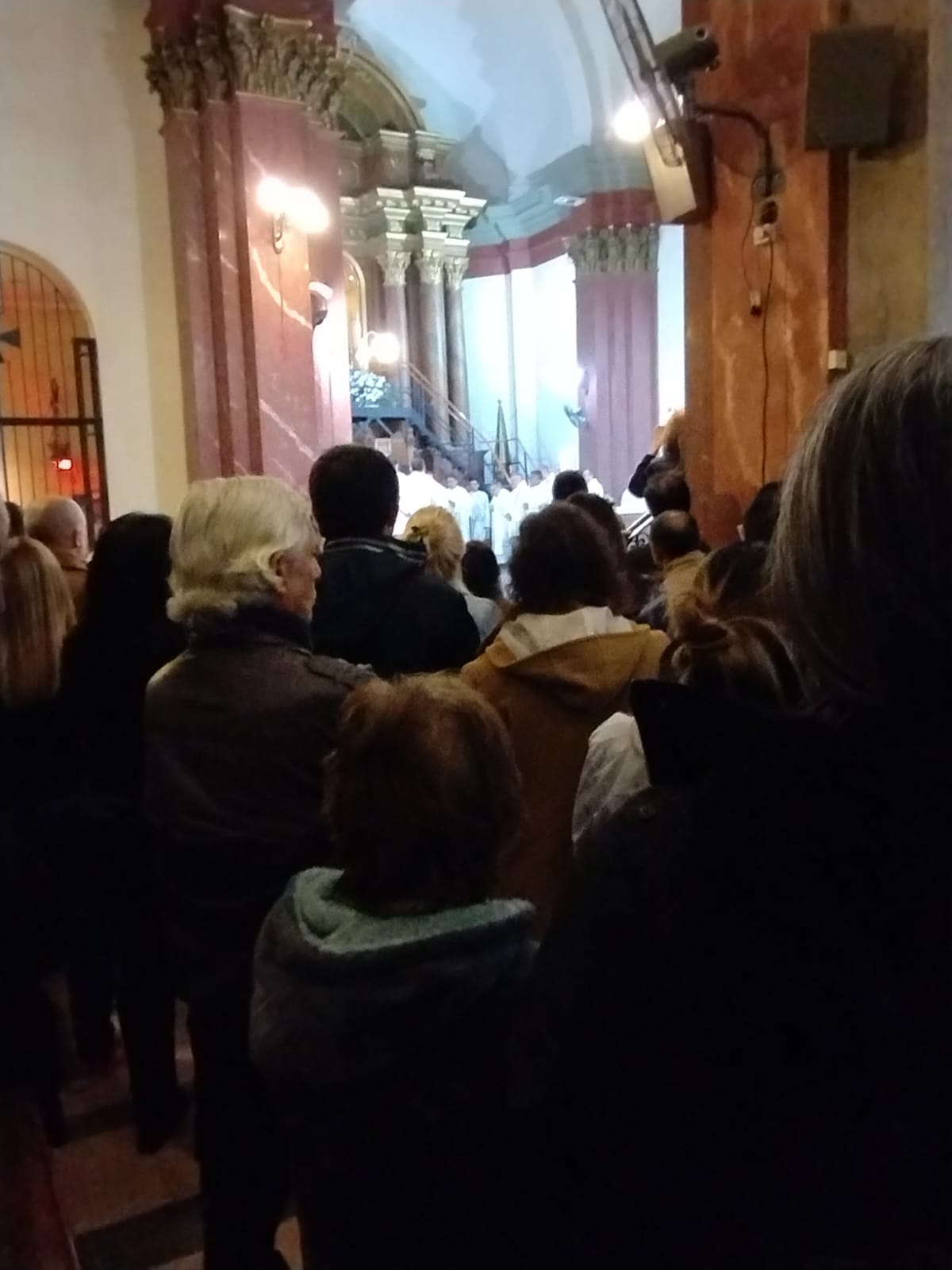 La misa tuvo lugar en la Basílica Nuestra Señora de la Paz, Lomas de Zamora.
