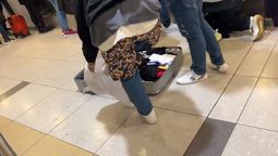 insolito: en ezeiza, un pasajero se puso capas de ropa para no abonar el exceso de equipaje y lo filmaron