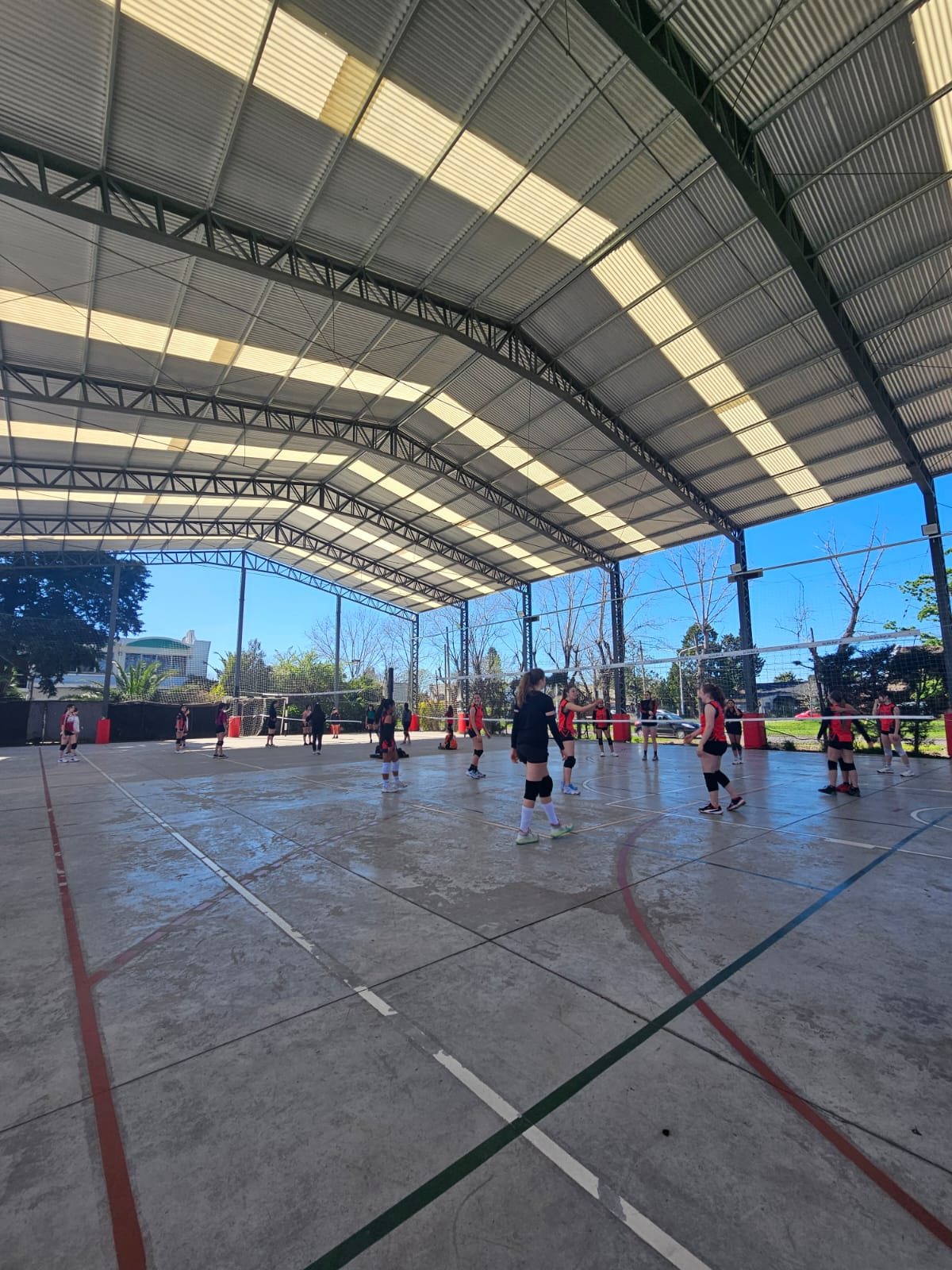 El nuevo polideportivo del Club Atlético Monte Grande se encuentra sobre la calle Arana 750.