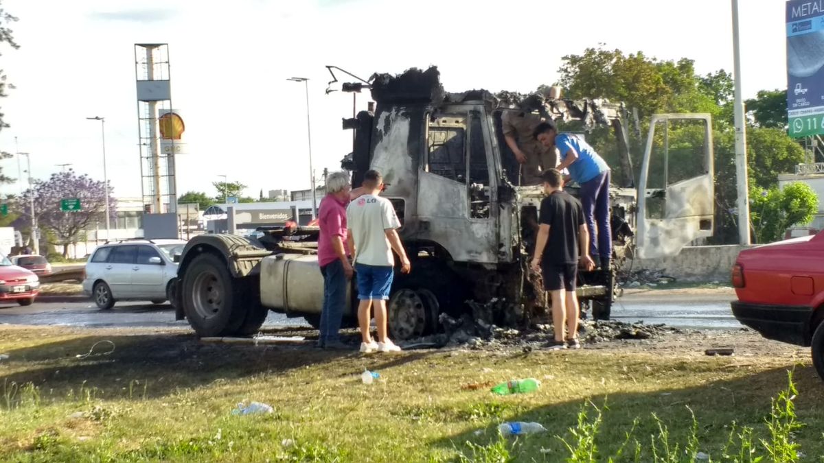 Así quedó el camión que se incendió en Camino de Cintura, a metros de la rotonda de Llavallol.
