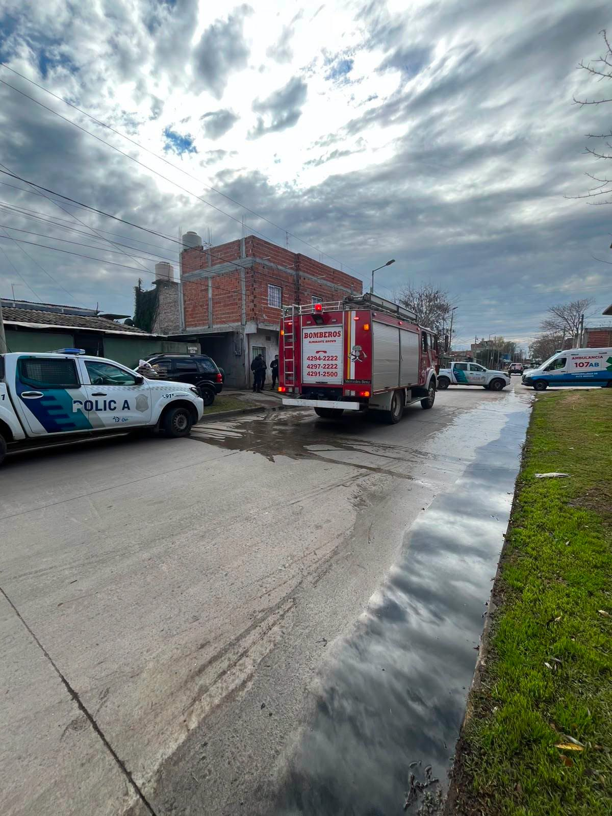 La calle permaneció cortada durante el operativo. 