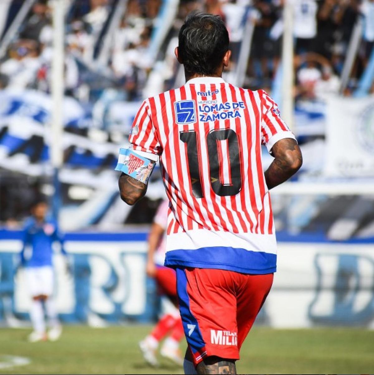 De Messi para Lomas: el capitán de Los Andes juega con una cinta firmada por el Diez