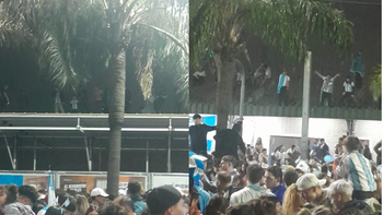 Locura en Ezeiza: una joven se cayó de la chanchita en los festejos por la victoria de Argentina