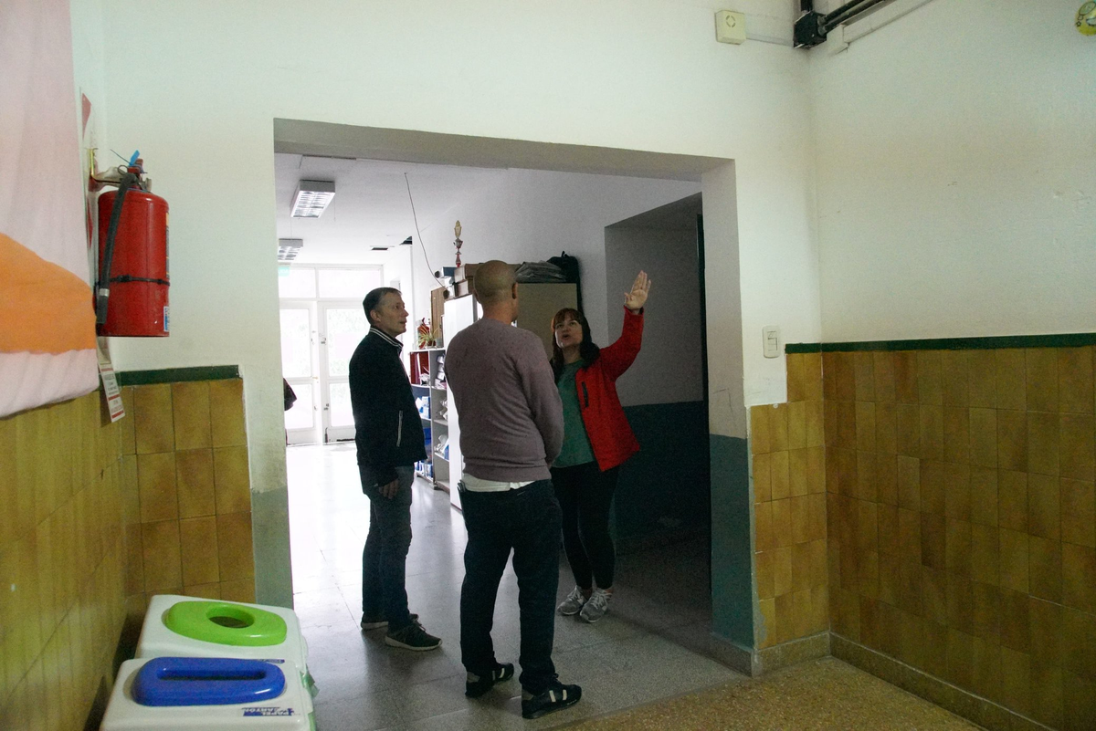 El intendente de Esteban Echeverría, Fernando Gray, recorrió la Escuela Primaria N°51.