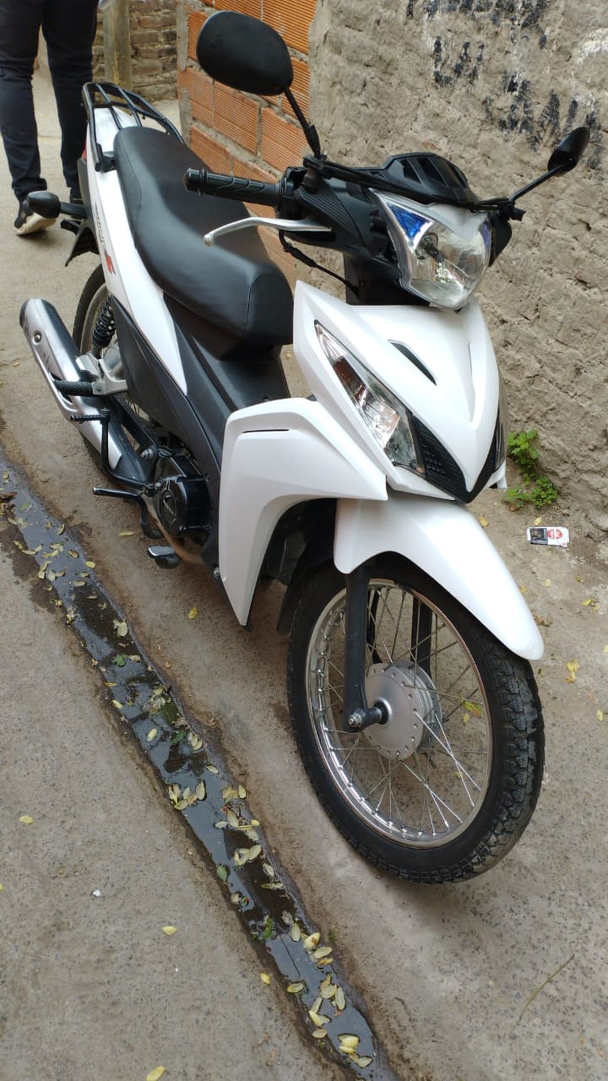 La moto secuestrada al joven de 17 años en el barrio El Ceibo de Lanús. La moto secuestrada al joven de 17 años en el barrio El Ceibo de Lanús.