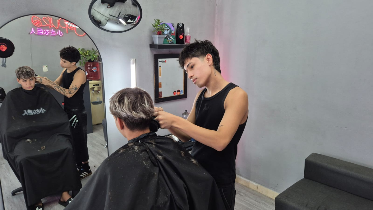 El barbero corta pelo desde hace 9 años.