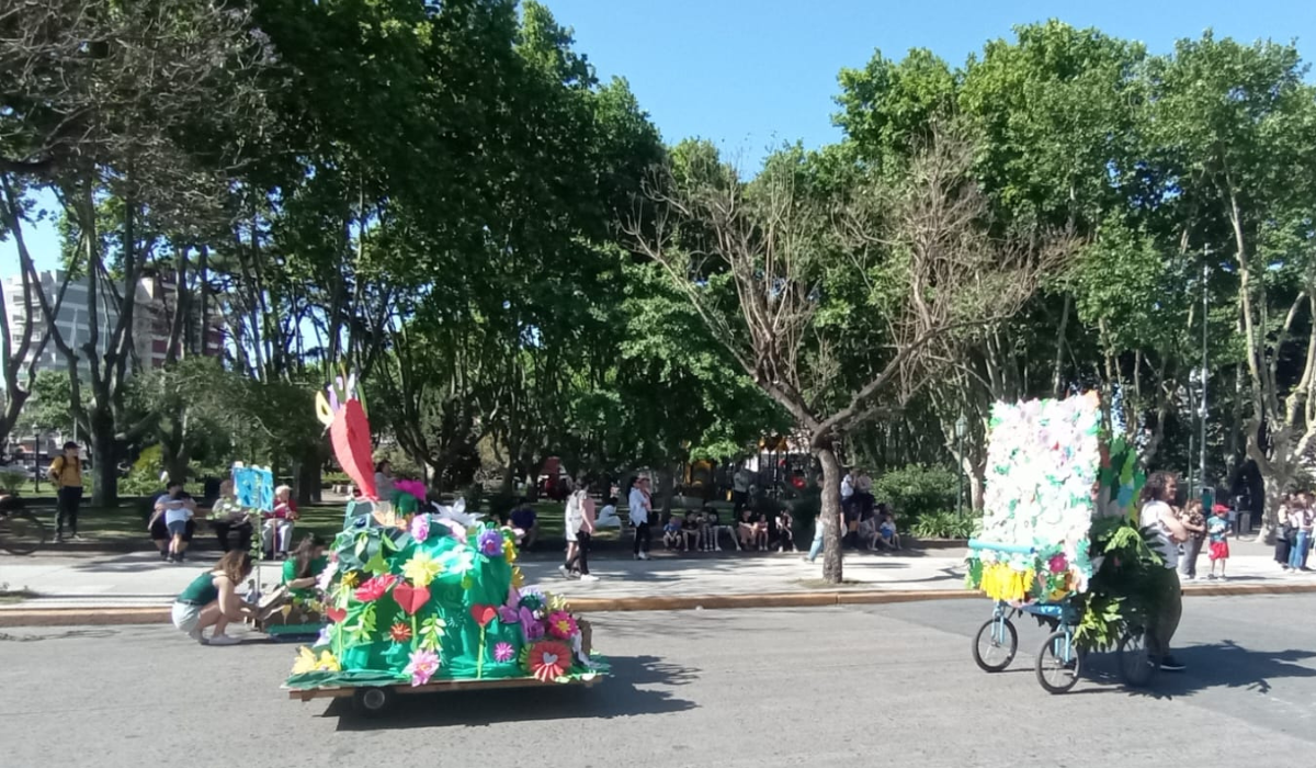 Desfile de carrozas frente a la Parroquia de Monte Grande