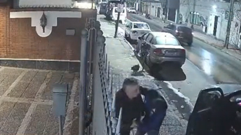 Le apuntaron con un arma en la cabeza y se llevaron su camioneta en Lanús